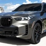 تُعتبر سيارة بي إم دبليو X5 2025 السعودية الخيار المثالي لعشاق الفخامة والقوة معاً، فهي تجسد روح الابتكار الألماني في عالم السيارات الرياضية متعددة الاستخدامات. تجمع هذه الأيقونة بين التصميم الأنيق والأداء الاستثنائي، ما يجعلها محط اهتمام كل من يبحث عن تجربة قيادة راقية وموثوقة على الطرق السعودية. مع التقنيات الحديثة وأنظمة الأمان المتقدمة، تقدم بي إم دبليو X5 2025 السعودية مستوى غير مسبوق من الراحة والثقة للسائقين الباحثين عن حلول نقل تجمع بين القوة والأناقة. أصبح امتلاك هذه السيارة رمزاً للتميز في عالم خدمات السيارات الفاخرة الموثوقة. بي إم دبليو X5 2025 السعودية