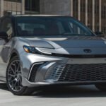 تعود تويوتا كامري 2025 مصر لتتصدر مشهد السيارات السيدان، معززة بتصميم هجين جديد وأكثر كفاءة يلبي تطلعات الباحثين عن خدمات موثوقة وأداء اقتصادي عالي. تمثل تويوتا كامري 2025 مصر الخيار الأمثل للراغبين في الجمع بين الفخامة والتقنيات المتطورة، حيث تتفوق السيارة في تقديم تجربة قيادة مميزة تناسب العائلات والأفراد الذين يسعون للراحة والأمان. بفضل التطويرات الجديدة ومحركها الهجين، باتت كامري تتميز باستهلاك وقود منخفض وقدرة عالية على التحمل، مما يجعلها استثماراً ذكياً ومحبباً للسوق المصري الباحث عن سيارات تدوم وتتلاءم مع جميع الظروف. تويوتا كامري 2025 مصر