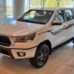 مع بداية عام 2025، تزداد المنافسة في سوق السيارات المصري، خاصة في فئة الشاحنات البيك أب التي لطالما حظيت باهتمام واسع من مختلف شرائح المستخدمين. وسط هذا الزخم، تبرز تويوتا هيلوكس 2025 مصر كواحدة من أكثر السيارات المنتظرة، نظراً لما تتمتع به من سمعة قوية في الاعتمادية والقوة والقدرة على التكيف مع أصعب الظروف. لكن مع دخول منافسين جدد وتغير احتياجات المستهلكين، يظل السؤال مطروحًا: هل ستتمكن تويوتا هيلوكس 2025 مصر من الحفاظ على مكانتها كأسطورة البيك أب في السوق المصري، أم أن المنافسة ستفرض واقعًا جديدًا؟ في هذا المقال، نستعرض أبرز مميزات الجيل الجديد من هيلوكس، ونحلل فرص بقائها على عرش الشاحنات في مصر. تويوتا هيلوكس 2025 مصر