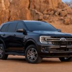 كشفت فورد عن سيارتها الجديدة كلياً، فورد إيفرست 2025 في السعودية، التي تجمع بين الرحابة العائلية والقدرات الفائقة على الطرق الوعرة. صُممت هذه السيارة لتلبي تطلعات الباحثين عن مغامرة موثوقة، حيث تستند على منصة فورد رينجر القوية، مما يمنحها صلابة استثنائية. تتوفر إيفرست بمحركات متنوعة، بما في ذلك خيار محرك بنزين تيربو بسعة 2.3 لتر يولد قوة 296 حصاناً، متصلاً بناقل حركة أوتوماتيكي من 10 سرعات ونظام دفع رباعي. وبفضل تصميمها الجريء ومقصورتها الداخلية المجهزة بأحدث التقنيات، تقدم فورد إيفرست 2025 تجربة قيادة متكاملة للعائلات وعشاق المغامرات على حد سواء. فورد ايفرست 2025 السعودية