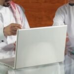 تشهد المملكة العربية السعودية نموًا اقتصاديًا متسارعًا، مما يعزز الطلب على وظائف في السعودية في مختلف القطاعات، ومن بينها الوظائف الإدارية التي تُعد ركيزة أساسية في دعم العمليات اليومية للشركات والمؤسسات. تُعتبر وظائف استقبال وسكرتارية ووظائف خدمة العملاء ووظائف مدخل بيانات من أكثر الوظائف طلبًا في هذا المجال، حيث تتطلب مهارات تنظيمية وتواصلية عالية. مع تطور التكنولوجيا، أصبحت منصات مثل تطبيق وظائف السعودية أداة فعّالة لربط الباحثين عن عمل بفرص تناسب مؤهلاتهم. في هذا المقال، سنستعرض أنواع الوظائف الإدارية المتاحة في السعودية، المهارات المطلوبة، وكيفية التحضير لـ أسئلة المقابلة الشخصية لزيادة فرص التوظيف. وظائف في السعودية