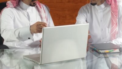 تشهد المملكة العربية السعودية نموًا اقتصاديًا متسارعًا، مما يعزز الطلب على وظائف في السعودية في مختلف القطاعات، ومن بينها الوظائف الإدارية التي تُعد ركيزة أساسية في دعم العمليات اليومية للشركات والمؤسسات. تُعتبر وظائف استقبال وسكرتارية ووظائف خدمة العملاء ووظائف مدخل بيانات من أكثر الوظائف طلبًا في هذا المجال، حيث تتطلب مهارات تنظيمية وتواصلية عالية. مع تطور التكنولوجيا، أصبحت منصات مثل تطبيق وظائف السعودية أداة فعّالة لربط الباحثين عن عمل بفرص تناسب مؤهلاتهم. في هذا المقال، سنستعرض أنواع الوظائف الإدارية المتاحة في السعودية، المهارات المطلوبة، وكيفية التحضير لـ أسئلة المقابلة الشخصية لزيادة فرص التوظيف. وظائف في السعودية