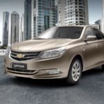 تستمد شيفروليه أوبترا 2020 قوتها من محرك سعة 1.5 لتر مكون من أربع أسطوانات، قادر على توليد قوة 110 حصان وعزم دوران يبلغ 147 نيوتن متر. يتصل هذا المحرك بناقل حركة أوتوماتيكي من 6 سرعات، ويوفر أداءً اقتصاديًا بمعدل استهلاك وقود يبلغ حوالي 7.3 لتر لكل 100 كيلومتر. أوبترا 2020