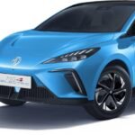 أعلنت شركة "سايك موتور" (SAIC Motor) الصينية عن إنجاز تاريخي في قطاع السيارات الكهربائية، حيث ستكون سيارتها "إم جي 4" (MG4) الجديدة أول طراز يُنتج على نطاق واسع في العالم ويُزوّد ببطارية شبه صلبة. ومن المقرر أن يُطرح هذا الطراز المبتكر في الأسواق بحلول نهاية العام الجاري، وقد حصلت السيارة بالفعل على موافقة البيع في الصين من قبل وزارة الصناعة وتكنولوجيا المعلومات (MIIT)، مما يؤكد جاهزية هذه التقنية لدخول السوق. إم جي 4