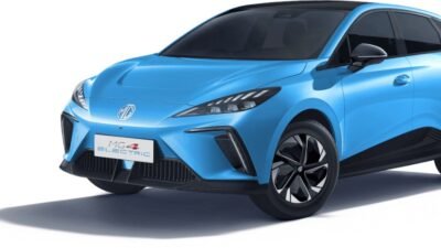 أعلنت شركة "سايك موتور" (SAIC Motor) الصينية عن إنجاز تاريخي في قطاع السيارات الكهربائية، حيث ستكون سيارتها "إم جي 4" (MG4) الجديدة أول طراز يُنتج على نطاق واسع في العالم ويُزوّد ببطارية شبه صلبة. ومن المقرر أن يُطرح هذا الطراز المبتكر في الأسواق بحلول نهاية العام الجاري، وقد حصلت السيارة بالفعل على موافقة البيع في الصين من قبل وزارة الصناعة وتكنولوجيا المعلومات (MIIT)، مما يؤكد جاهزية هذه التقنية لدخول السوق. إم جي 4