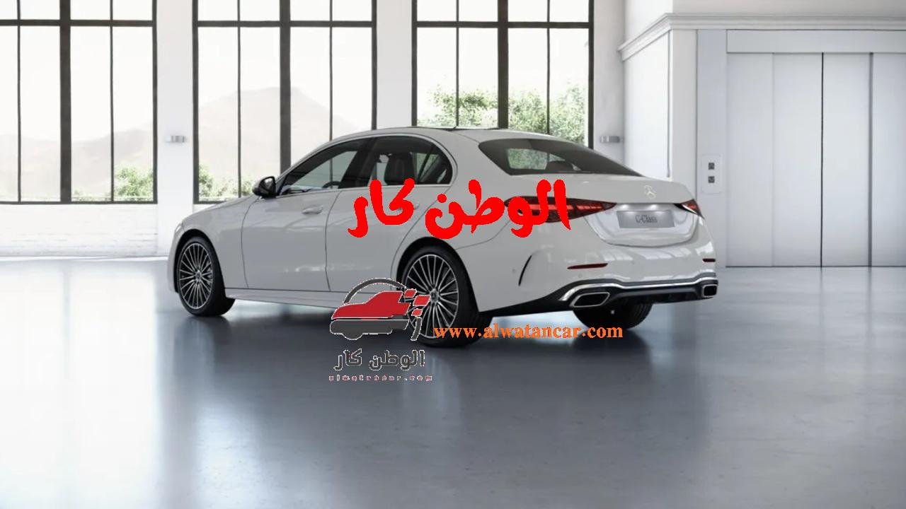 في سوق السيارات الفاخرة الذي يتسم بالمنافسة الشديدة، تطل علينا مرسيدس C-Class 2025 في السعودية لترسخ مكانتها كأيقونة تجمع بين الأناقة العصرية والأداء القوي. ولقبت بـ "البيبي S-Class" لما تستعيره من فخامة وتقنيات شقيقتها الكبرى، فهي ليست مجرد سيارة سيدان مدمجة، بل تجربة قيادة متكاملة تعيد تعريف معايير الرفاهية في فئتها. بتصميمها الانسيابي ومقصورتها الداخلية التي تحاكي قمرة قيادة مستقبلية، تعد مرسيدس C-Class 2025 السعودية بأن تكون أكثر من مجرد وسيلة تنقل، بل رفيق درب يعكس طموح وشخصية مالكها الباحث عن التميز. سعر C200 2025 السعودية