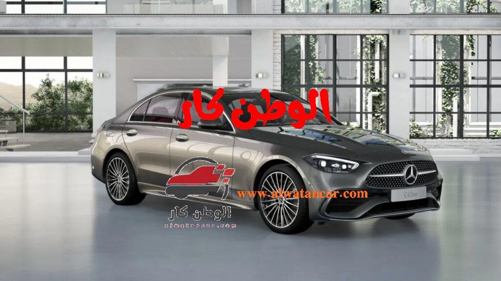 في سوق السيارات الفاخرة الذي يتسم بالمنافسة الشديدة، تطل علينا مرسيدس C-Class 2025 في السعودية لترسخ مكانتها كأيقونة تجمع بين الأناقة العصرية والأداء القوي. ولقبت بـ "البيبي S-Class" لما تستعيره من فخامة وتقنيات شقيقتها الكبرى، فهي ليست مجرد سيارة سيدان مدمجة، بل تجربة قيادة متكاملة تعيد تعريف معايير الرفاهية في فئتها. بتصميمها الانسيابي ومقصورتها الداخلية التي تحاكي قمرة قيادة مستقبلية، تعد مرسيدس C-Class 2025 السعودية بأن تكون أكثر من مجرد وسيلة تنقل، بل رفيق درب يعكس طموح وشخصية مالكها الباحث عن التميز. مرسيدس C-Class 2025 السعودية