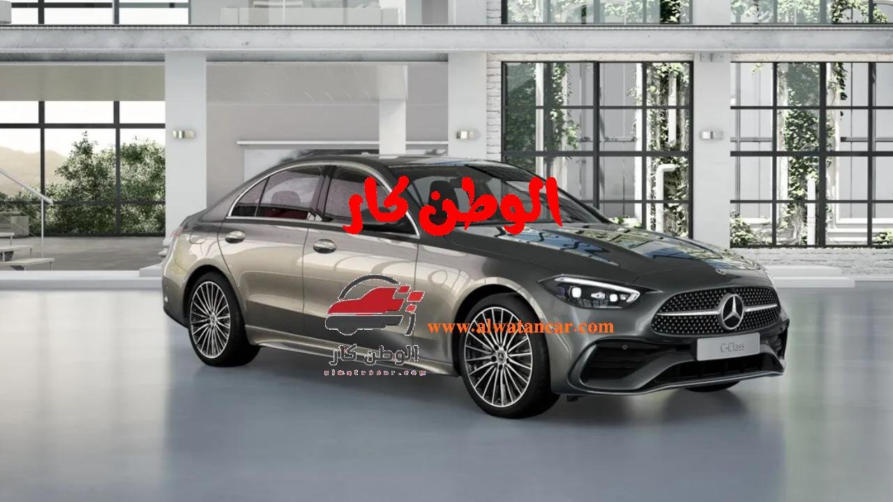 في سوق السيارات الفاخرة الذي يتسم بالمنافسة الشديدة، تطل علينا مرسيدس C-Class 2025 في السعودية لترسخ مكانتها كأيقونة تجمع بين الأناقة العصرية والأداء القوي. ولقبت بـ "البيبي S-Class" لما تستعيره من فخامة وتقنيات شقيقتها الكبرى، فهي ليست مجرد سيارة سيدان مدمجة، بل تجربة قيادة متكاملة تعيد تعريف معايير الرفاهية في فئتها. بتصميمها الانسيابي ومقصورتها الداخلية التي تحاكي قمرة قيادة مستقبلية، تعد مرسيدس C-Class 2025 السعودية بأن تكون أكثر من مجرد وسيلة تنقل، بل رفيق درب يعكس طموح وشخصية مالكها الباحث عن التميز. مرسيدس C-Class 2025 السعودية