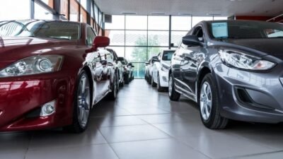 إن مالكو السيارات دائمًا ما يشغل بالهم كيفية الحفاظ على السيارة بحالتها الجديدة والحفاظ على قيمة السيارة حيث يعتبر البعض سيارته كالاستثمار له فلا يريد أن تبدو قديمة ويقل سعرها عند بيعها، في هذا المقال نستعرض لك كيف تحافظ على سيارتك كالجديدة ونقدم لك دليل ملاك السيارات في الرياض والذي يشمل كيف تعتني بسيارتك وما هي أفضل طرق الحماية الخارجية والداخلية للسيارة. دليل ملاك السيارات في الرياض