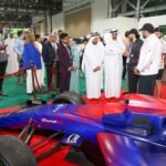 الشارقة، الإمارات العربية المتحدة - انطلقت اليوم (الأربعاء) في مركز إكسبو الشارقة فعاليات معرض "تنقل المستقبل" الحدث الأول من نوعه في منطقة الشرق الأوسط والمتخصص في المركبات الكهربائية والذكية، والذي يستضيفه المركز بدعم من غرفة تجارة وصناعة الشارقة من 15 وحتى 18 أكتوبر الجاري، بمشاركة واسعة من كبرى الشركات المحلية والعالمية المصنعة للمركبات الكهربائية، إلى جانب حضور هيئة الطرق والمواصلات في الشارقة ومجموعة بيئة، وعدد من الجهات الحكومية وقادة قطاع المركبات والمبتكرين في مجال التكنولوجيا والتنقل الذكي. تنقل المستقبل